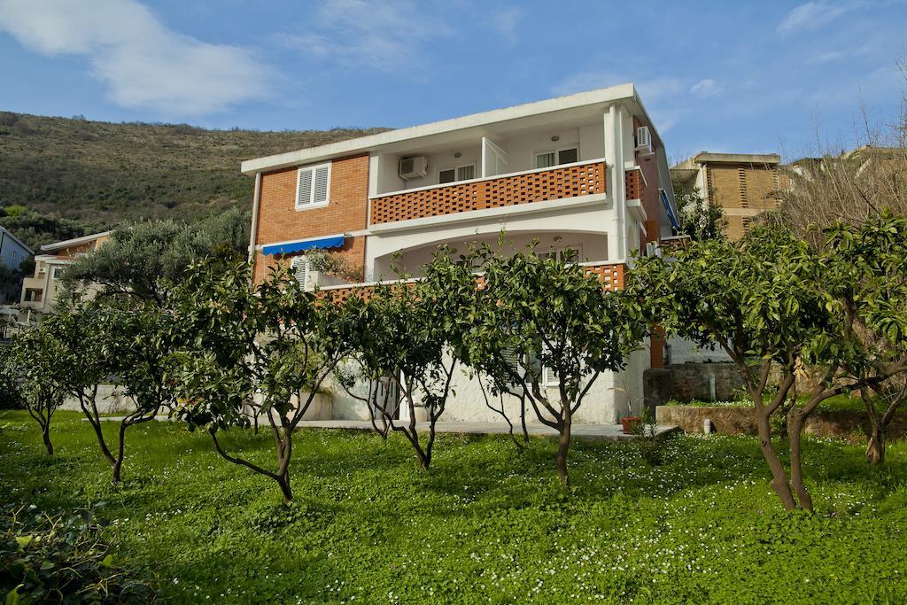 Apartments Mandarina Garden Petrovac Exteriör bild