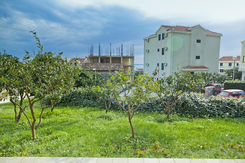 Apartments Mandarina Garden Petrovac Exteriör bild